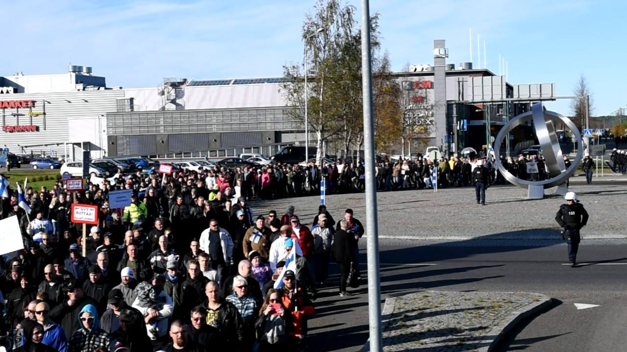 Tuukka Kuru on käynyt useassa mielenosoituksessa pitämässä puheita ja kokee, että mielenosoitukset ovat askel kohti muutosta.