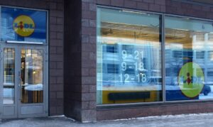 IL: 9-vuotias unohti maksaa muovikassin – Odotti poliisin tuloa Lidlin takahuoneessa tunnin