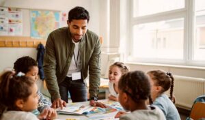 Afgaaniharjoittelija paljasteli itseään alakoulussa – ”Ei kuulu luokkahuoneeseen vaan lentokoneeseen”