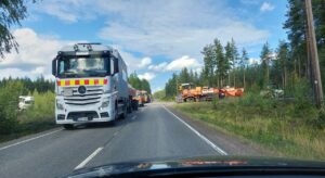 Synkkä selvitys eduskunnassa: Suomen tieverkko rapautuu, kuljetukset vaarassa – “Tilanne on vakava”