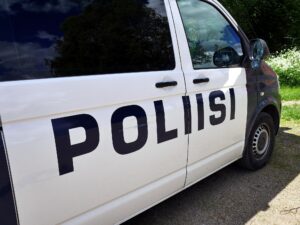 Kolme romanialaismiestä epäiltynä murroista elektroniikka- ja elintarvikeliikkeisiin