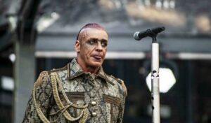Vasemmistopoliitikot ja feministiryhmät protestoivat oopperajuhlia Rammstein-yhtyeen laulaja Till Lindemannin osallistumisen vuoksi