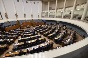 HS: Jopa kymmenen kansalais­aloitetta uhkaa raueta, jos niitä ei pian käsitellä