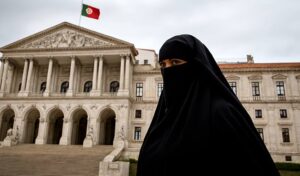 Portugalin parlamentti kieltää burkan julkisilla paikoilla – Chega: “Jos ei kelpaa, lentäkää kotiinne”