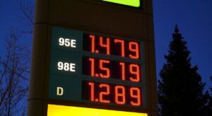 Bensan hinnan piti laskea – bensan hinta nousee