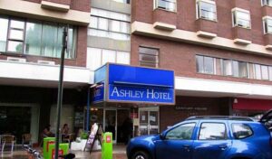 Saksassa etsitty tuomittu pedofiili majoitettiin Britannian turvapaikkahotelliin – valtio maksaa oikeuskulut