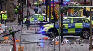 Autonkuljettaja kaahasi väkijoukkoon Liverpoolin Valioliigan mestaruuden juhlaparaatissa