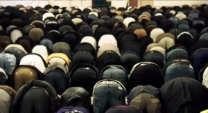 Finavia: lentoaseman terminaalin edessä oleva taksiasema ei ole tarkoitettu rukoiluun