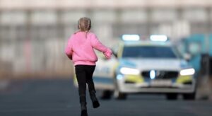 Poliisi epäilee alaikäistä henkilöä seksuaalisista ahdisteluista julkisilla paikoilla
