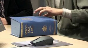 Toimittajalle ehdollinen tuomio ja sakkoja pedofiilin kunnianloukkauksesta – puolue maksaa kaiken