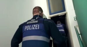 Saksan poliisi käynnisti valtakunnallisen ratsian 170 kansalaisen kotiin poliitikkoja kohtaan esitettyjen ”vihapuheiden” ja ”loukkausten” vuoksi