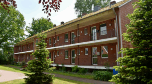 Vanhukset häädettiin pois asuinrakennuksesta, jotta asunnot saataisiin maahanmuuttajille