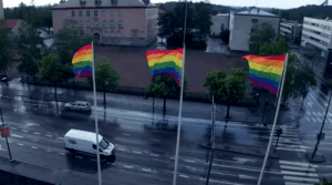 Pesäpalloseura Kouvolan Pallonlyöjät kieltäytyi liputtamasta pride-viikolla – jalkapalloseura MyPa näkyvästi mukana sateenkaariliputuksessa