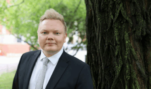 Keskustan Antti Kurvinen ehdottaa miesten houkuttelemista maalta kaupunkeihin syntyvyyden nostamiseksi