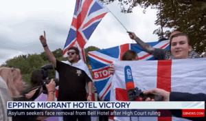 Merkittävä voitto Britanniassa joukkomuuttoa vastaan protestoiville –  tuomari määräsi maahanmuuttajahotellin suljettavaksi