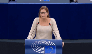 Euroopan parlamentti äänesti: Meppi sai koskemattomuuden – Antifan väkivaltaisen Vasarajengin jäsen ei joudu oikeuteen