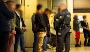 Saksan rautatieasemat ovat muuttuneet rikollisuuden pesäkkeiksi – maahanmuutto vaikuttanut väkivallan kasvuun jyrkästi