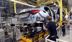 Saksa menettää yli 120 000 työpaikkaa vuodessa – autoteollisuus romahtaa ennätyksellisesti