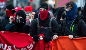 Antifan väkivaltainen mellakka – saksalainen kaupunki kaaoksen vallassa