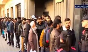 Puoli miljoonaa laitonta siirtolaista jonottaa EU‑kansalaisuutta poliisiasemien kaaoksessa