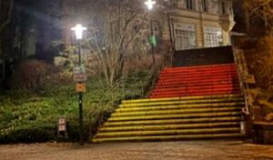 Saksan lipun värit peittivät sateenkaariportaat – vihreät raivostuivat: “Äärioikeistolainen hyökkäys!”