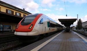 Vanhus työnnettiin junan alle – tekijä pakeni