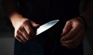 Opiskelijabileiden kuokkavieras käyttäytyi uhkaavasti veitsen kanssa Vihdissä