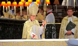 Englannin kirkko pysyy vanhassa linjassa – ei seremonioita homoaviopareille