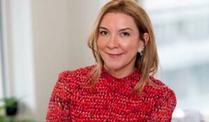 “Woken kuningatar” nousee Whitehallin huipulle – Starmerin nimitys kuumentaa tunteita