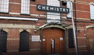 Kaksi kuollutta ja 15 sairastunutta: yökerhoon liitetty tappava bakteeri leviää yli rajojen