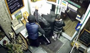 Arabi ryösti itävaltalaisen maatilakaupan kolmesti lastensa kanssa