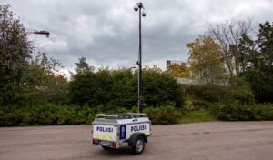 Poliisin tunnuksilla varustettu valvontaperävaunu aloittaa työnsä Helsingissä