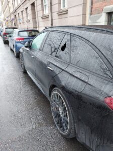 Miehen epäillään murtautuneen yhden yön aikana 16 autoon Kruununhaassa