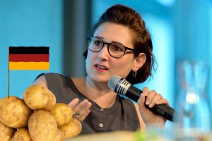 Saksalaisiin kohdistetusta rasismista tunnettu saksalainen komissaari väittää, että ”sukupuolittuneen puheen kieltäminen” on ”askel taaksepäin viime vuosisadalle”