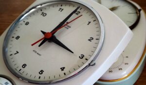 Kelloja siirrellään jälleen kesäaikaan sunnuntaina – EU harkitsee koko käytännön lopettamista