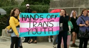 Iso-Britannia lopettaa transnuorten hormonihoidot