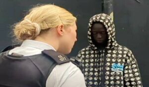 Iäkkään naisen kotiin tunkeutunutta turvapaikanhakijaa ei pidätetty – poliisin toimintaa kritisoineet britit kuitenkin pidätettiin