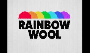 Suvaitsevaistoon kuuluva muotisuunnittelija kertoo käyttävänsä ”homolampaiden” villaa vaatteissaan