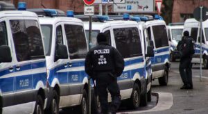 Saksa: Maahanmuuttajajengi tunkeutui koulun alueelle ja hyökkäsi oppilaan kimppuun joukkotappelussa